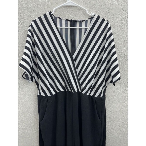 BloomChic Black and White Striped Jumpsuit 18-20 NWT - Picture 3 of 9